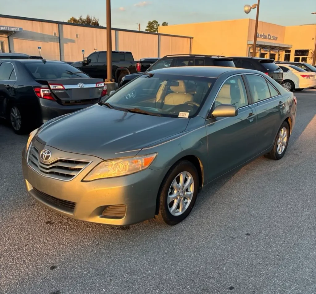 2011 Toyota Camry LE - photo 1